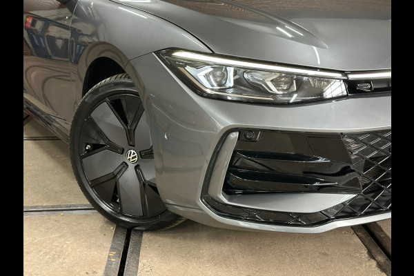 Volkswagen Passat Variant 1.5 eHybrid R-Line Black Edition | Garantie tot 2031 |272PK| Pano | Matrix | HUD | Massage | Trekhaak