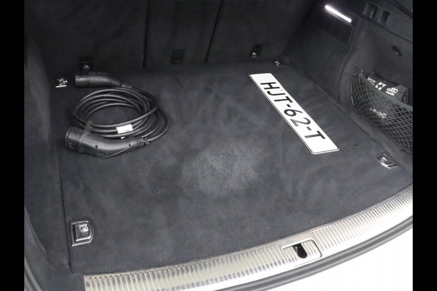 Audi Q5 50 TFSI e quattro S edition | SOH 85,5% | Panoramadak | Half leder | Stoelverwarming | Adaptive cruise | Dodehoek detectie | Camera | Park assist | Navigatie | Bluetooth | Climate control
