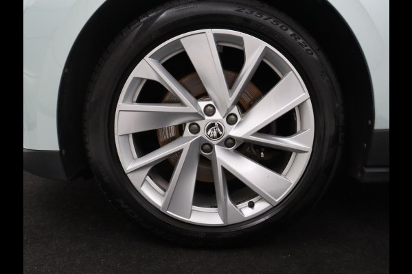 Škoda Enyaq iV 60 | SOH 91,8% | Cruise control | Stuur/stoel verwarming | Camera | Park assist | Sfeerverlichting | Climate control | Carplay