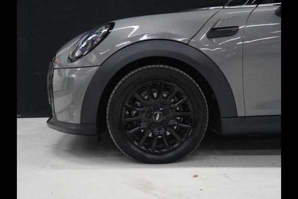 MINI 5-deurs 1.5 Cooper Classic [APPLE CARPLAY, CRUISE CONTROL, DIGITAL DASH, SENSOREN ACHTER, SFEERVERLICHTING, CLIMATE CONTROL, HALF LEDER, NAVIGATIE, BLUETOOTH, NIEUWSTAAT]
