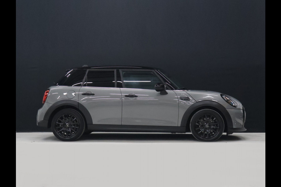 MINI 5-deurs 1.5 Cooper Classic [APPLE CARPLAY, CRUISE CONTROL, DIGITAL DASH, SENSOREN ACHTER, SFEERVERLICHTING, CLIMATE CONTROL, HALF LEDER, NAVIGATIE, BLUETOOTH, NIEUWSTAAT]