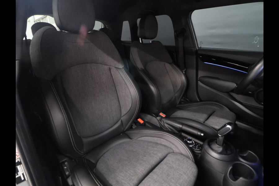 MINI 5-deurs 1.5 Cooper Classic [APPLE CARPLAY, CRUISE CONTROL, DIGITAL DASH, SENSOREN ACHTER, SFEERVERLICHTING, CLIMATE CONTROL, HALF LEDER, NAVIGATIE, BLUETOOTH, NIEUWSTAAT]