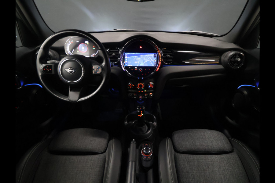 MINI 5-deurs 1.5 Cooper Classic [APPLE CARPLAY, CRUISE CONTROL, DIGITAL DASH, SENSOREN ACHTER, SFEERVERLICHTING, CLIMATE CONTROL, HALF LEDER, NAVIGATIE, BLUETOOTH, NIEUWSTAAT]