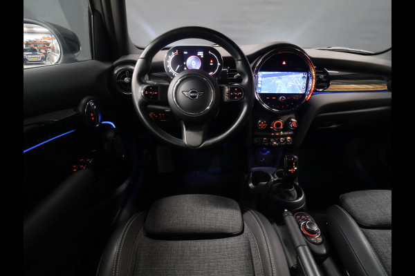 MINI 5-deurs 1.5 Cooper Classic [APPLE CARPLAY, CRUISE CONTROL, DIGITAL DASH, SENSOREN ACHTER, SFEERVERLICHTING, CLIMATE CONTROL, HALF LEDER, NAVIGATIE, BLUETOOTH, NIEUWSTAAT]