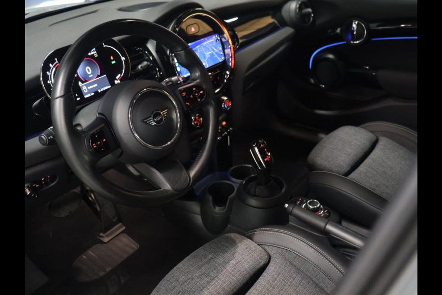 MINI 5-deurs 1.5 Cooper Classic [APPLE CARPLAY, CRUISE CONTROL, DIGITAL DASH, SENSOREN ACHTER, SFEERVERLICHTING, CLIMATE CONTROL, HALF LEDER, NAVIGATIE, BLUETOOTH, NIEUWSTAAT]
