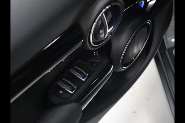 MINI 5-deurs 1.5 Cooper Classic [APPLE CARPLAY, CRUISE CONTROL, DIGITAL DASH, SENSOREN ACHTER, SFEERVERLICHTING, CLIMATE CONTROL, HALF LEDER, NAVIGATIE, BLUETOOTH, NIEUWSTAAT]