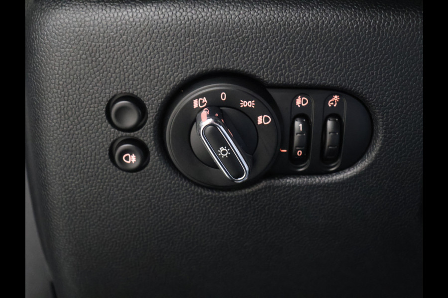 MINI 5-deurs 1.5 Cooper Classic [APPLE CARPLAY, CRUISE CONTROL, DIGITAL DASH, SENSOREN ACHTER, SFEERVERLICHTING, CLIMATE CONTROL, HALF LEDER, NAVIGATIE, BLUETOOTH, NIEUWSTAAT]