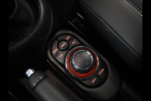 MINI 5-deurs 1.5 Cooper Classic [APPLE CARPLAY, CRUISE CONTROL, DIGITAL DASH, SENSOREN ACHTER, SFEERVERLICHTING, CLIMATE CONTROL, HALF LEDER, NAVIGATIE, BLUETOOTH, NIEUWSTAAT]