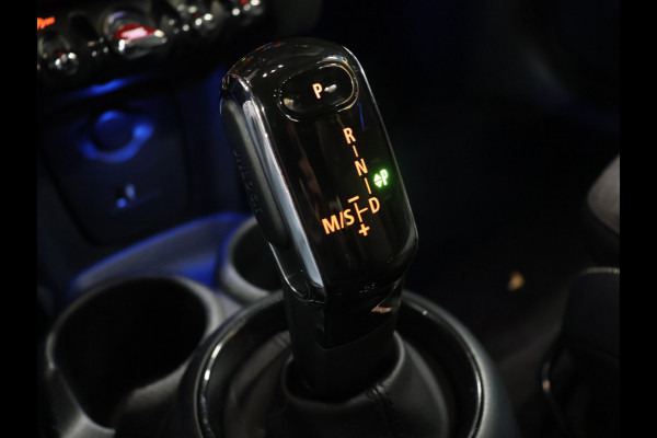 MINI 5-deurs 1.5 Cooper Classic [APPLE CARPLAY, CRUISE CONTROL, DIGITAL DASH, SENSOREN ACHTER, SFEERVERLICHTING, CLIMATE CONTROL, HALF LEDER, NAVIGATIE, BLUETOOTH, NIEUWSTAAT]