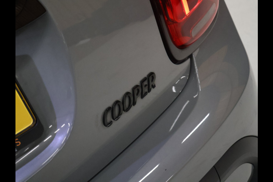 MINI 5-deurs 1.5 Cooper Classic [APPLE CARPLAY, CRUISE CONTROL, DIGITAL DASH, SENSOREN ACHTER, SFEERVERLICHTING, CLIMATE CONTROL, HALF LEDER, NAVIGATIE, BLUETOOTH, NIEUWSTAAT]