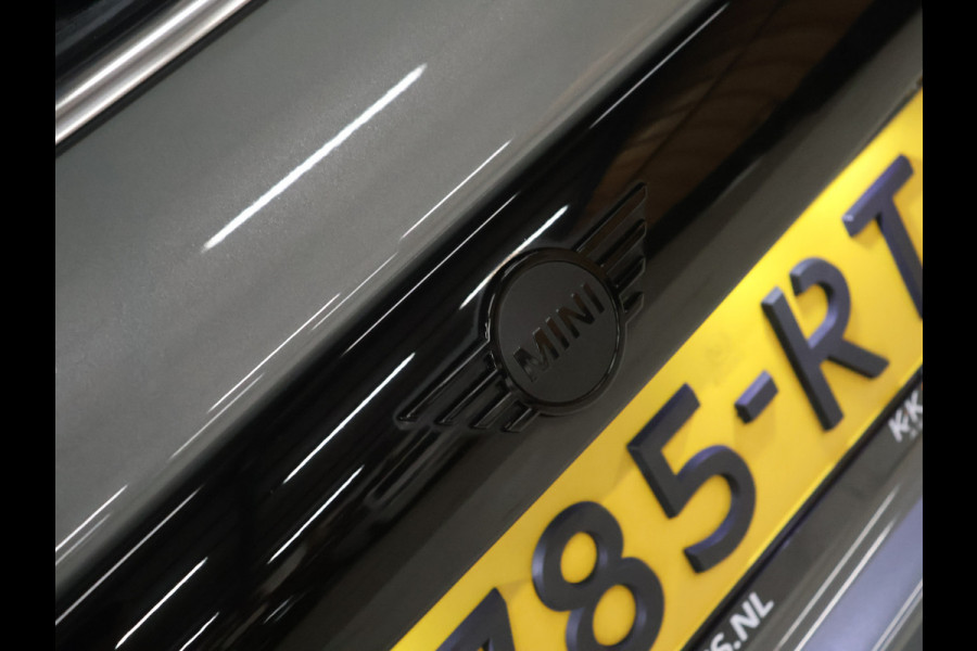 MINI 5-deurs 1.5 Cooper Classic [APPLE CARPLAY, CRUISE CONTROL, DIGITAL DASH, SENSOREN ACHTER, SFEERVERLICHTING, CLIMATE CONTROL, HALF LEDER, NAVIGATIE, BLUETOOTH, NIEUWSTAAT]