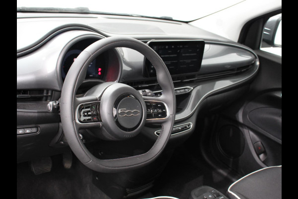 Fiat 500E Urban 42 kWh Airco Climatronic 360 Camera Stoelverwarming Keyless Wireless CarPlay Dodehoek Assistant 85 kW Charger Actieradius 320km WLTP
