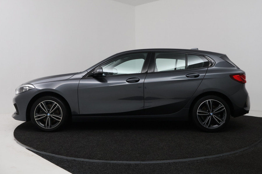 BMW 1-serie 118i High Executive (STOELVERWARMING, SFEERVERLICHTING, NAVIGATIE, PARKEERSENSOREN)
