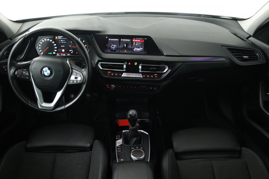 BMW 1-serie 118i High Executive (STOELVERWARMING, SFEERVERLICHTING, NAVIGATIE, PARKEERSENSOREN)