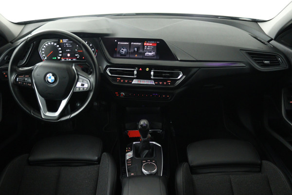 BMW 1-serie 118i High Executive (STOELVERWARMING, SFEERVERLICHTING, NAVIGATIE, PARKEERSENSOREN)