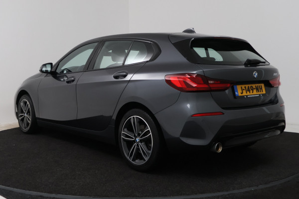 BMW 1-serie 118i High Executive (STOELVERWARMING, SFEERVERLICHTING, NAVIGATIE, PARKEERSENSOREN)