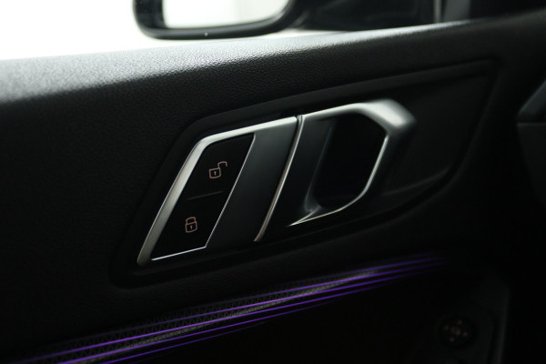 BMW 1-serie 118i High Executive (STOELVERWARMING, SFEERVERLICHTING, NAVIGATIE, PARKEERSENSOREN)