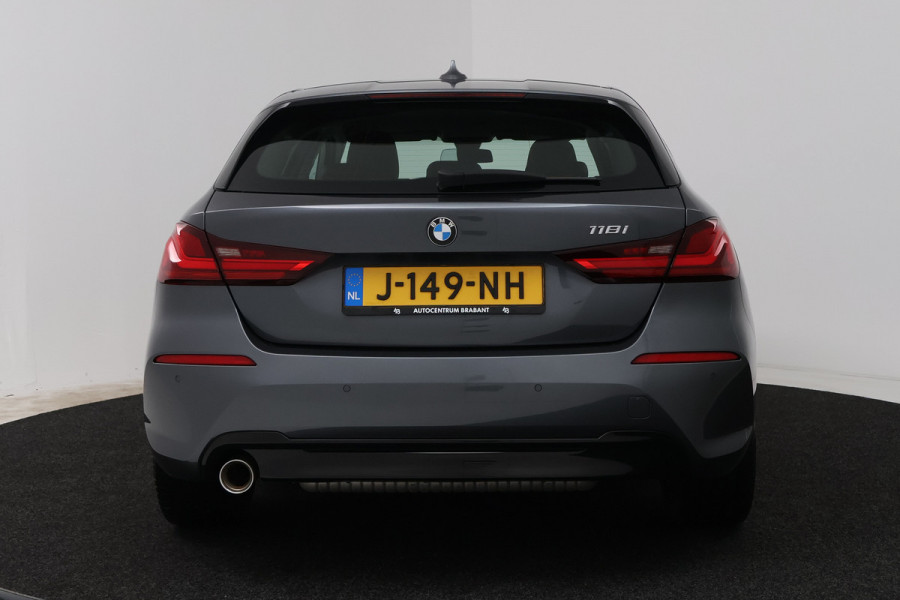 BMW 1-serie 118i High Executive (STOELVERWARMING, SFEERVERLICHTING, NAVIGATIE, PARKEERSENSOREN)