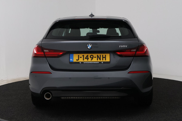 BMW 1-serie 118i High Executive (STOELVERWARMING, SFEERVERLICHTING, NAVIGATIE, PARKEERSENSOREN)