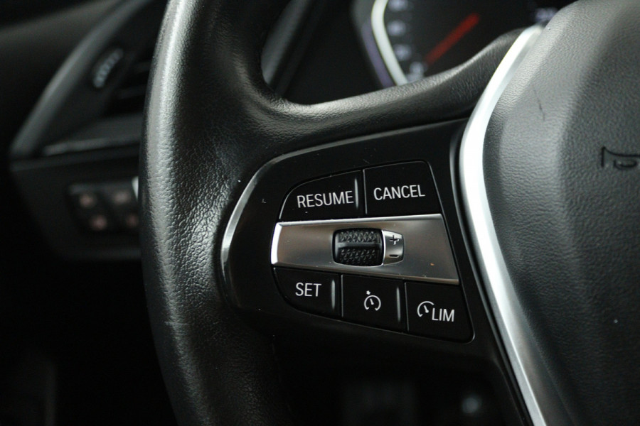 BMW 1-serie 118i High Executive (STOELVERWARMING, SFEERVERLICHTING, NAVIGATIE, PARKEERSENSOREN)
