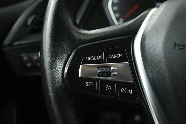BMW 1-serie 118i High Executive (STOELVERWARMING, SFEERVERLICHTING, NAVIGATIE, PARKEERSENSOREN)