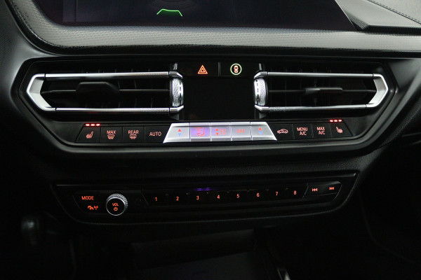 BMW 1-serie 118i High Executive (STOELVERWARMING, SFEERVERLICHTING, NAVIGATIE, PARKEERSENSOREN)