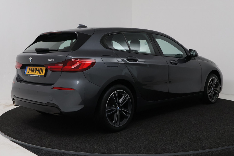 BMW 1-serie 118i High Executive (STOELVERWARMING, SFEERVERLICHTING, NAVIGATIE, PARKEERSENSOREN)