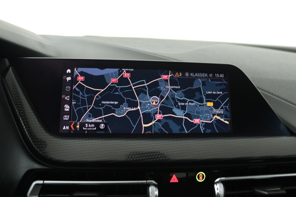 BMW 1-serie 118i High Executive (STOELVERWARMING, SFEERVERLICHTING, NAVIGATIE, PARKEERSENSOREN)
