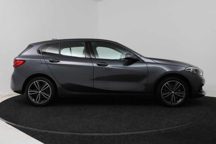 BMW 1-serie 118i High Executive (STOELVERWARMING, SFEERVERLICHTING, NAVIGATIE, PARKEERSENSOREN)