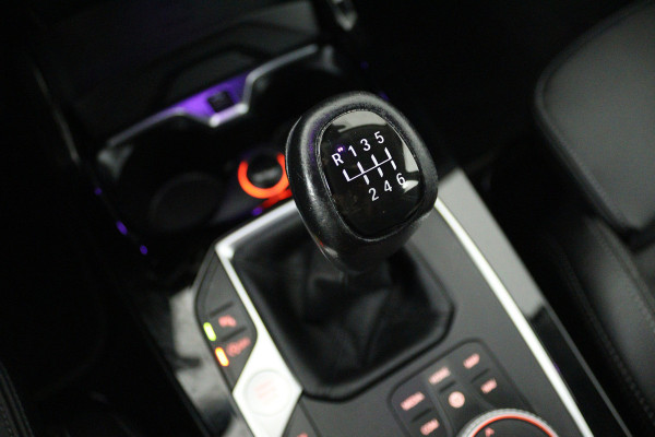 BMW 1-serie 118i High Executive (STOELVERWARMING, SFEERVERLICHTING, NAVIGATIE, PARKEERSENSOREN)