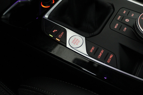 BMW 1-serie 118i High Executive (STOELVERWARMING, SFEERVERLICHTING, NAVIGATIE, PARKEERSENSOREN)