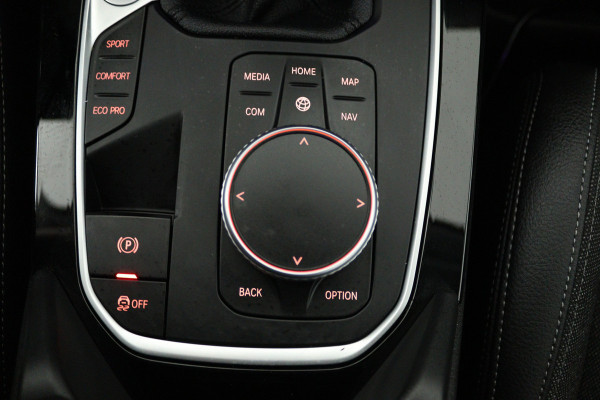 BMW 1-serie 118i High Executive (STOELVERWARMING, SFEERVERLICHTING, NAVIGATIE, PARKEERSENSOREN)