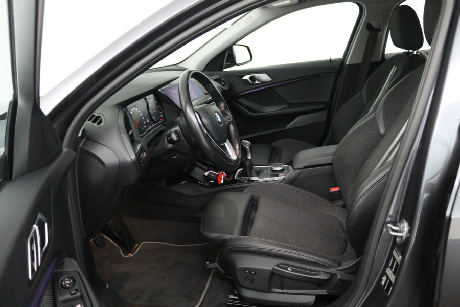 BMW 1-serie 118i High Executive (STOELVERWARMING, SFEERVERLICHTING, NAVIGATIE, PARKEERSENSOREN)