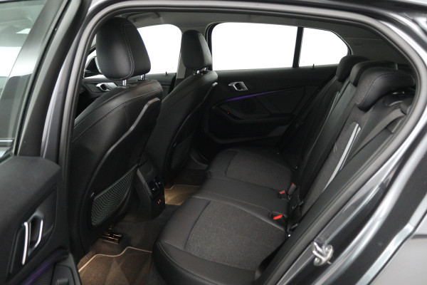 BMW 1-serie 118i High Executive (STOELVERWARMING, SFEERVERLICHTING, NAVIGATIE, PARKEERSENSOREN)