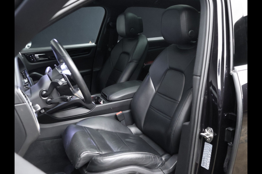 Porsche Cayenne 3.0 E-Hybrid (APPLE CARPLAY,PANORAMADAK,SPORTUITLAAT,SPORT CHRONO,LEDER,CAMERA,ADAPTIEVE CRUISE,LED,NETTESTAAT)