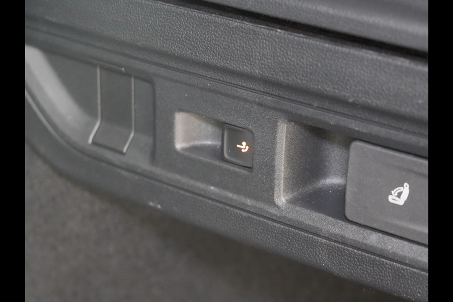 Volkswagen Passat Variant 1.5 eTSI 150pk DSG Business Trekhaak | Massage | Camera | Full-LED