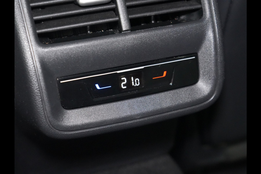 Volkswagen Passat Variant 1.5 eTSI 150pk DSG Business Trekhaak | Massage | Camera | Full-LED