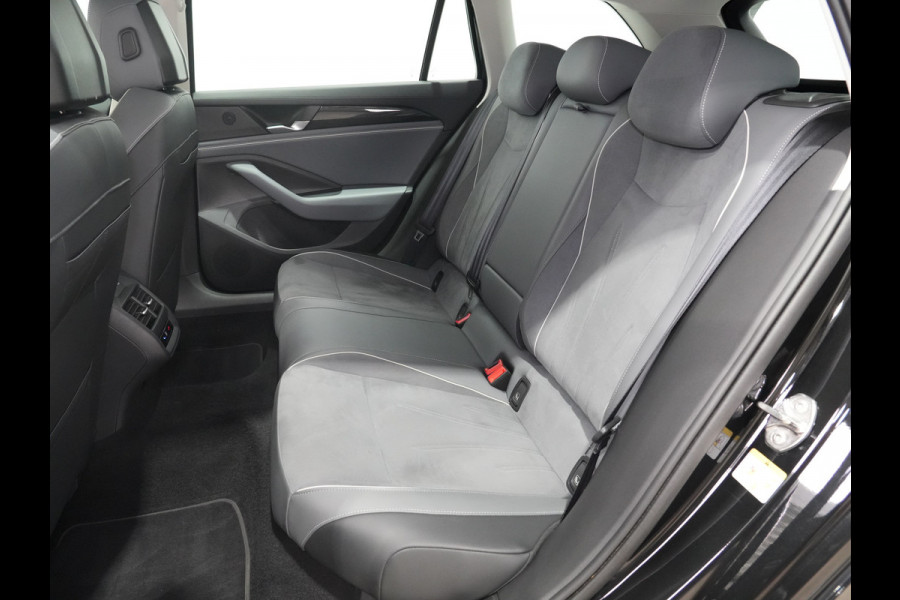 Volkswagen Passat Variant 1.5 eTSI 150pk DSG Business Trekhaak | Massage | Camera | Full-LED