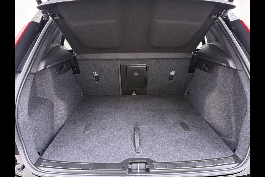 Volvo XC40 Recharge Plus SOH 92%| PILOT ASSIST ACC| ELEKTRISCHE ACHTERKLEP| DODE HOEK SENSOR |WARMTEPOMP| STOEL + STUURVERWARMING| ACHTERUITRIJCAMERA| RIJKLAAPRIJS INCL. 12 MND BOVAG GARANTIE|
