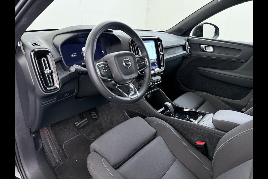 Volvo XC40 Recharge Plus SOH 92%| PILOT ASSIST ACC| ELEKTRISCHE ACHTERKLEP| DODE HOEK SENSOR |WARMTEPOMP| STOEL + STUURVERWARMING| ACHTERUITRIJCAMERA| RIJKLAAPRIJS INCL. 12 MND BOVAG GARANTIE|