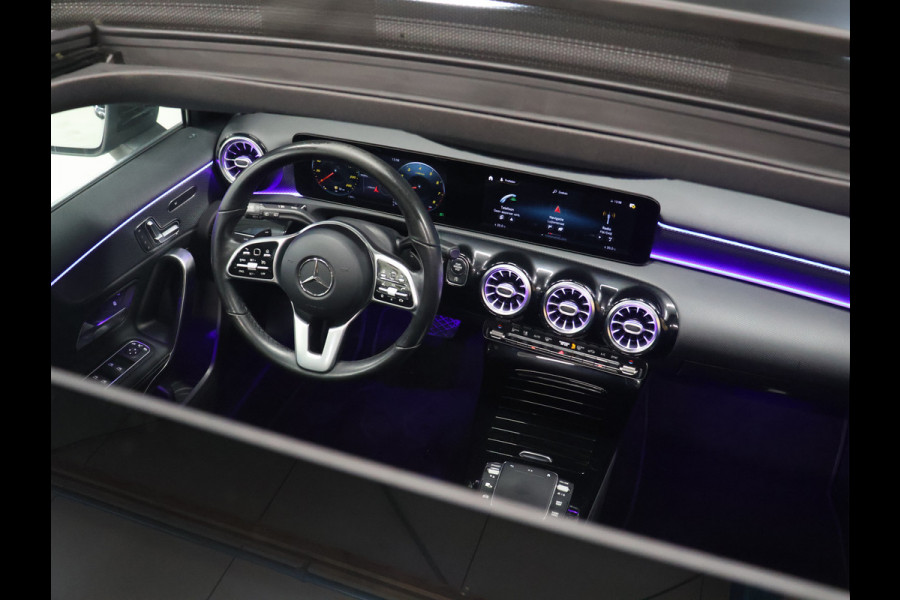 Mercedes-Benz A-Klasse 180 Business Solution Luxury [SCHUIFKANTELDAK, SFEERVERLICHTING, STOELVERWARMING, CRUISE CONTROL, MEMORY SEATS, CAMERA, PDC V+A, DIGITAL DASH, LEDER, BLUETOOTH, NAVIGATIE, CLIMATE CONTROL, NIUEWSTAAT]