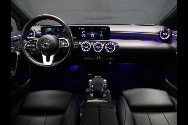 Mercedes-Benz A-Klasse 180 Business Solution Luxury [SCHUIFKANTELDAK, SFEERVERLICHTING, STOELVERWARMING, CRUISE CONTROL, MEMORY SEATS, CAMERA, PDC V+A, DIGITAL DASH, LEDER, BLUETOOTH, NAVIGATIE, CLIMATE CONTROL, NIUEWSTAAT]