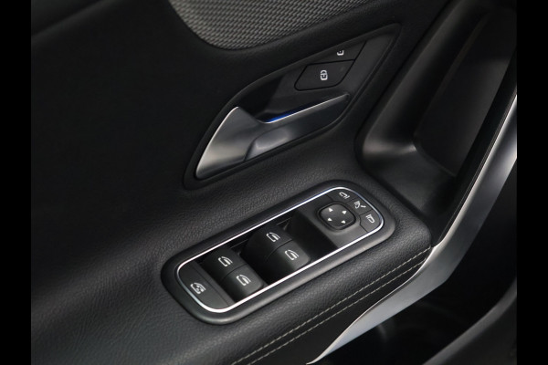 Mercedes-Benz A-Klasse 180 Business Solution Luxury [SCHUIFKANTELDAK, SFEERVERLICHTING, STOELVERWARMING, CRUISE CONTROL, MEMORY SEATS, CAMERA, PDC V+A, DIGITAL DASH, LEDER, BLUETOOTH, NAVIGATIE, CLIMATE CONTROL, NIUEWSTAAT]