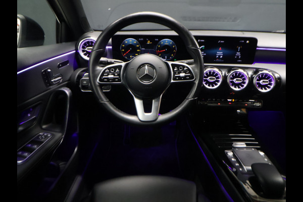 Mercedes-Benz A-Klasse 180 Business Solution Luxury [SCHUIFKANTELDAK, SFEERVERLICHTING, STOELVERWARMING, CRUISE CONTROL, MEMORY SEATS, CAMERA, PDC V+A, DIGITAL DASH, LEDER, BLUETOOTH, NAVIGATIE, CLIMATE CONTROL, NIUEWSTAAT]