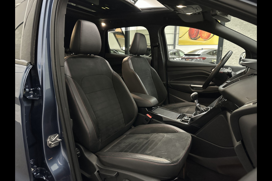 Ford Kuga 1.5 EcoBoost 150PK ST Line | Panorama | Trekhaak 2000kg Trekgewicht! | Navigatie | Carplay | Climate Control | RIJKLAARPRIJS! | Verwarmde Voorruit | Cruise Control | 18 inch | Getint Glas | Keyless-Start |