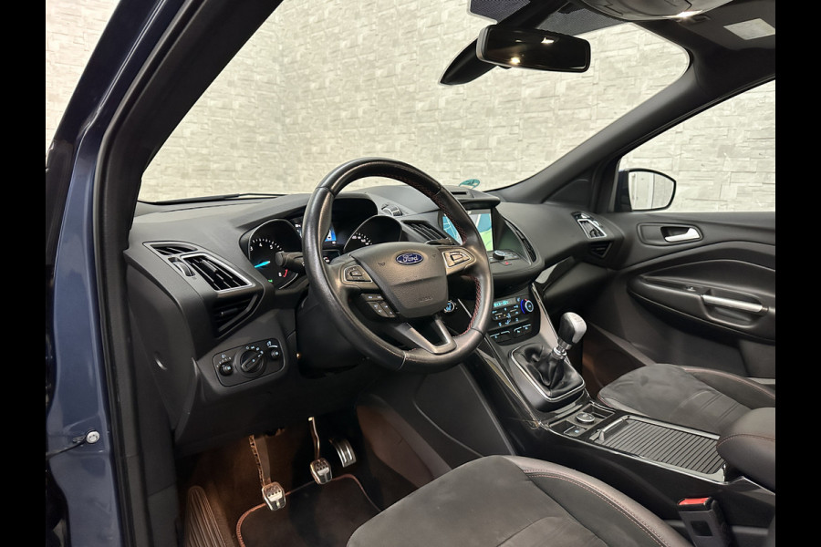 Ford Kuga 1.5 EcoBoost 150PK ST Line | Panorama | Trekhaak 2000kg Trekgewicht! | Navigatie | Carplay | Climate Control | RIJKLAARPRIJS! | Verwarmde Voorruit | Cruise Control | 18 inch | Getint Glas | Keyless-Start |