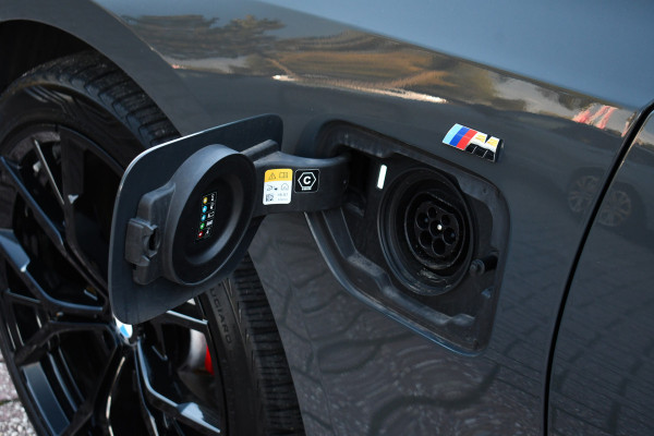 BMW 3-serie 330e M-Sport Dravit E-Dak Trekh E-zetels 19inch HUD Adp-onderstel