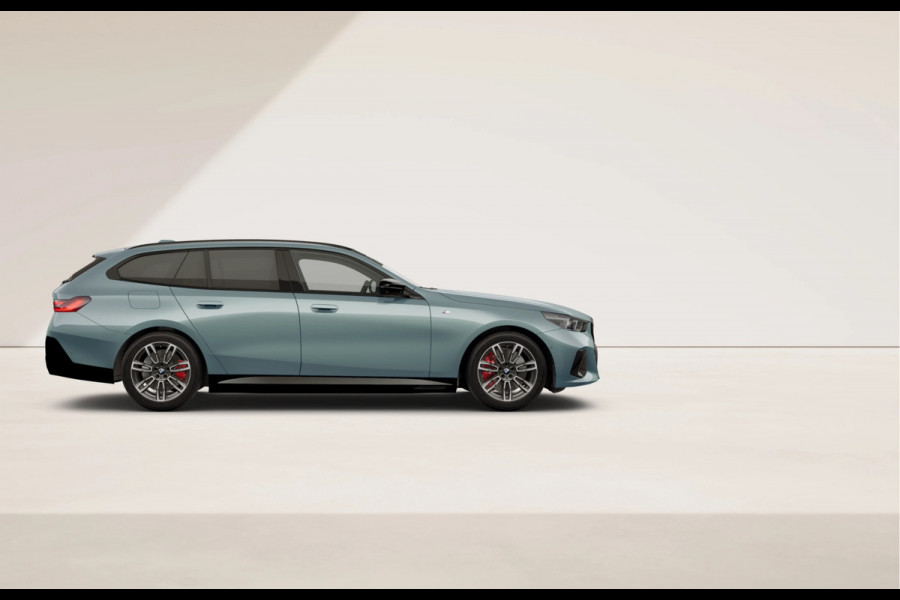 BMW i5 Touring M60 xDrive - Pano - Head-up - Adaptief Onderstel Prof