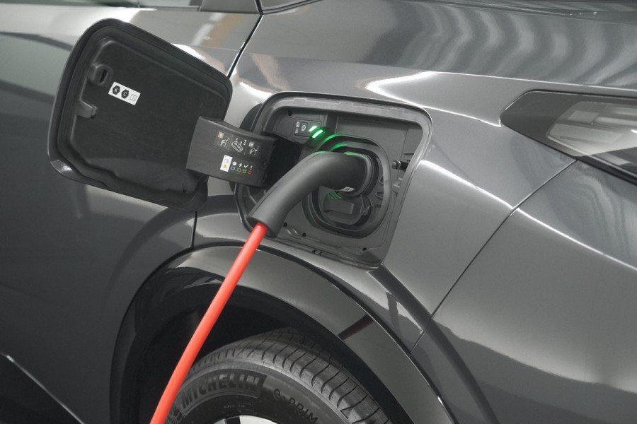 Peugeot E-3008 GT Avantage 210 73 kWh | Schuif-/Kanteldak | Warmtepomp | 360 Vision & Drive Plus Pack | Elektrische Kofferklep