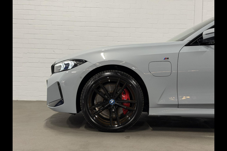 BMW 3 Serie Touring 330e M-Sportpakket | Adapt. Cruise | Stoelverwarming | Sfeerverlichting | Dodehoek | Memory | Head up | Matrix led |